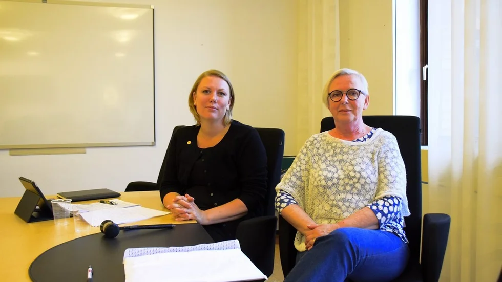 Eva Berglund och Marie Nicholson hade vissa föraningar om att siffrorna för socialnämnden kunde vara positiva men de hade inte förväntat sig att de skulle vara så pass bra. Foto: Elin E Elmström