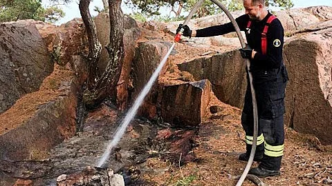 Brandman Jonas Helge var en av de i styrkan som släckte ute vid Gränsö udde under söndagen.