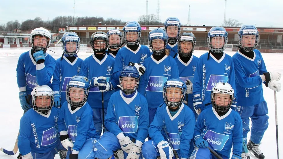 KLASSISK CUP. Motalacupen, eller Danske bank cup som den numera heter, är en klassiker i den lokala bandyn. Här är IFK-laget som ställer upp som hemmalag detta år.
