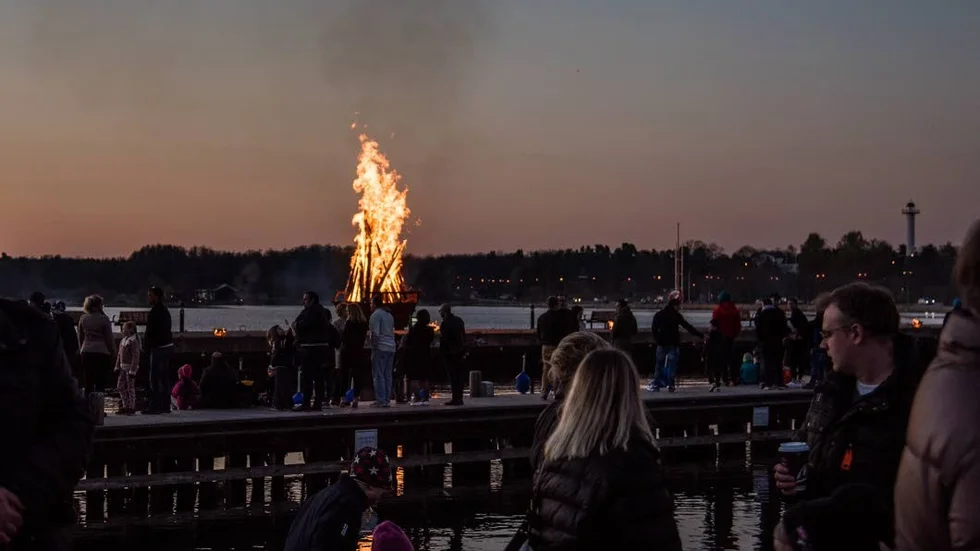 Efter två år av pandemi är det äntligen dags att fira valborg på riktigt igen. I Västervik tänds majbrasan som vanligt på stenpiren.