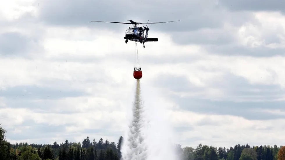 Helikoptrarna vattenbombar under fredagen ett skjutfält.
