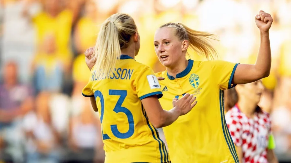 Stina Blackstenius har både ligapremiär i Frankrike och spelar avgörande VM-kval för Sverige.