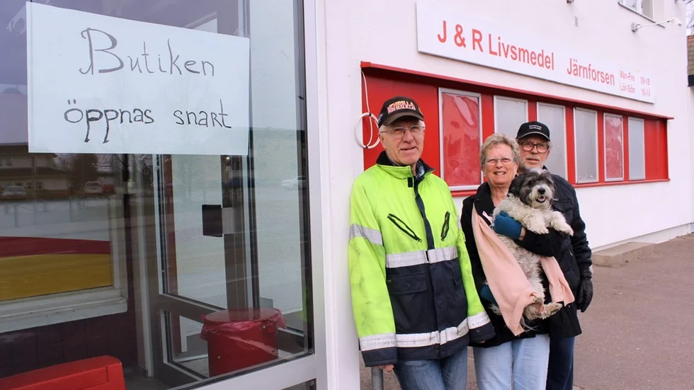 Vågade knappast inte hoppas på en ny chans. Nu håller Tore Andersson samt Britt-Louise och Willy Svensson, med hunden Lucas, tummarna för att den nya ägaren Konstantin Solstav lyckas driva ortens butik. Foto: Charlotte Madestam