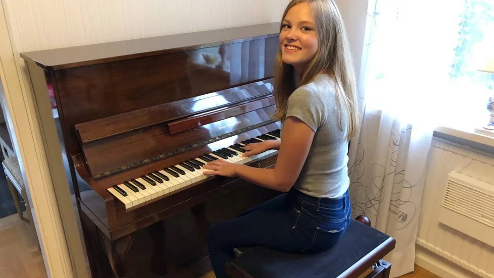 Elin Sjöquist spelar piano. Nu har hon fått Linköpingsmusikernas musikstipendium på 5000 kronor.