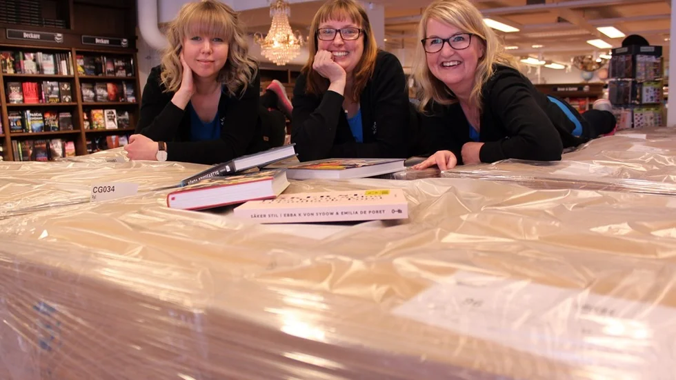 Lugnet före stormen. Louise Ström, Tove Karlstedt och Jenny Karlsson tar igen sig på tolv pallar böcker. Natten mellan måndag och tisdag drar bokrean igång.