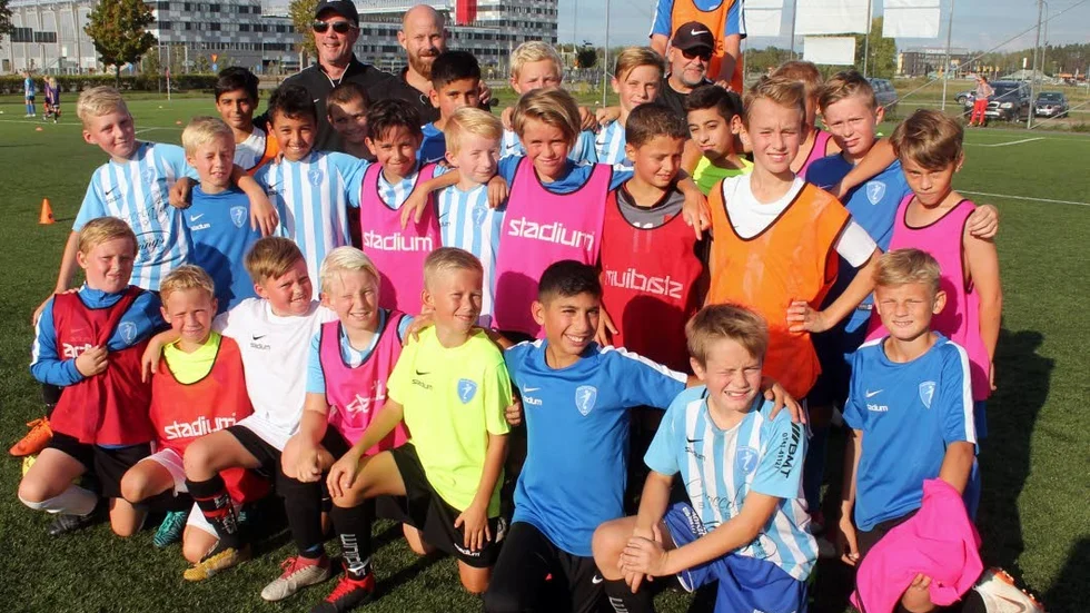 Ledare och ungdomar är samlade på en av många träningar med Stångebro United på Ljunkans konstgräs. Fotbollsresans avsnitt 17 handlar om Michael Bornehavs klubb.