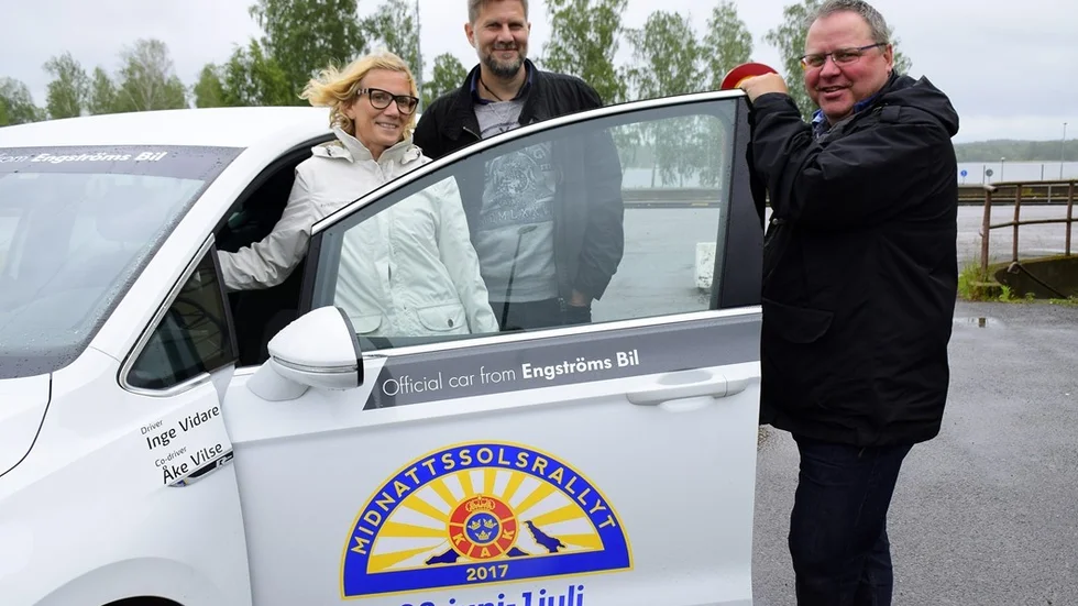 Den digitala tävlingen är en nyhet för i år och ett samarbete mellan Hultsfreds turistinformation, Vimmerby Turistbyrå och Midnattsolsrallyt. På bild är Malin Albertsson, Peter Göransson och Lars Jonsson. Foto: Elin E Elmström