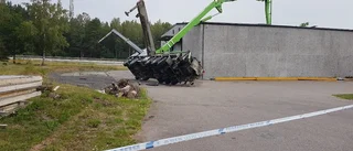 Lastbilskran välte över hustak