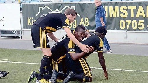 Lansana Kamara kvitterade till 1-1 och omfamnades av jublande lagkamrater.