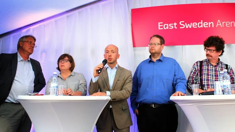 Stockholms biträdande finansborgarråd Jan Valeskog (S) och oppositionsborgarrådet Cecilia Brinck (M), Erik Bromander, statssekreterare, Daniel Johansson (L) och Lars Stjernkvist (S) i diskussion om Ostlänken.