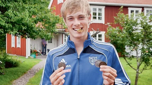 Nya medaljer. Friidrottaren Olof Östenberg åkte hem från USM i Eskilstuna med två guldmedaljer och två silvermedaljer. När han vann längdhoppsfinalen satte han även nytt småländskt rekord med 7,01. Foto: Arkiv
