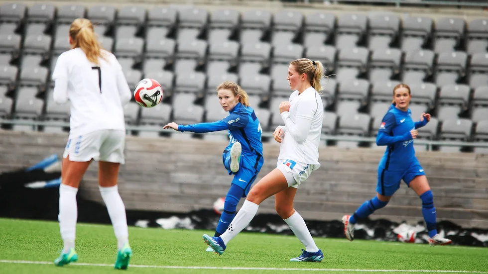 Nicole Robertson var på härligt spelhumör hemma mot Uppsala under lördagen. I bakgrunden syns Agnes Vigholm som åter gjorde en fin insats.