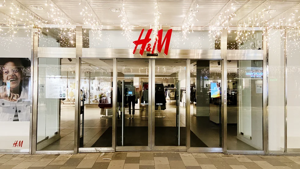 H&M stänger klockan 18 på vardagar, de ändrade tiderna under pandemin och har fortsatt med dem på grund av att det är för lite folk i centrum efter 18.