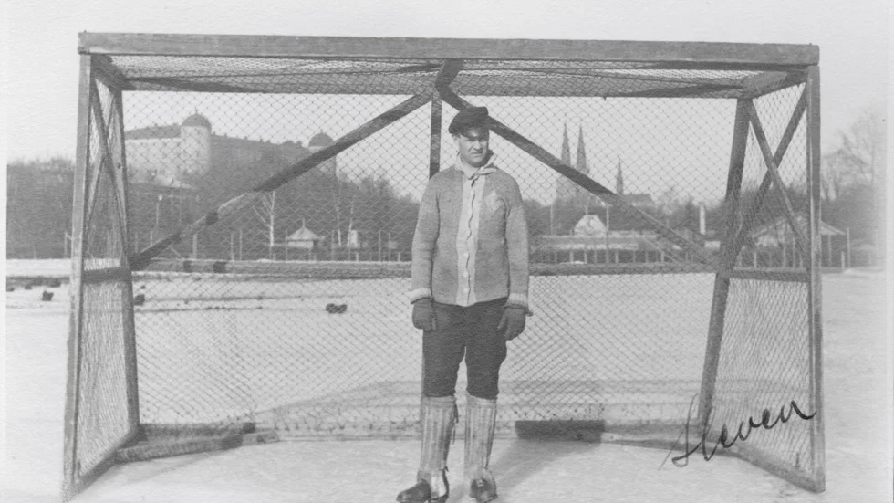 Sven Säfwenberg, kallad Sleven, med sin gamla skolmössa och ylletröja som han alltid bar på matcherna. Bilden togs på 1930-talet vid Studenternas.