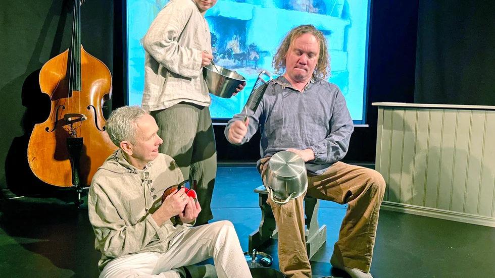 Erling Fredriksson, Klara Pasma och Kim Gustafsson i en föreställning som innehåller alltifrån texter och musik till konst och koreografi.