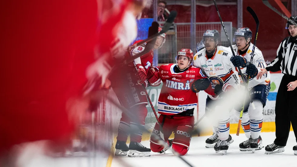 En motståndarskridsko skar upp vaden på Almtunafostrade Sebastian Hartmann i matchen mellan Timrå och Växjö i lördags. Nu har Hartmann opererats. Säsongen är över.