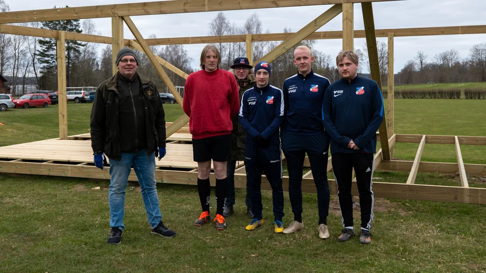 En del av gänget som hjälpt till att bygga uteserveringen. Hans Johansson, Erik Fransson, Ulf Solvestad, Hampus Jakobsson, Sverker Johansson samt Philip Ekholm.