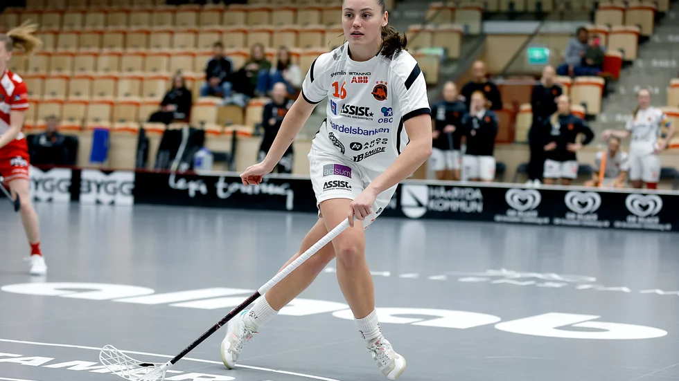 Det blev ingen SM-final det här året heller för Wilma Johansson. Hennes lag Rönnby Västerås åkte ut i semifinalserien mot Pixbo med minsta möjliga marginal i den femte och avgörande matchen.