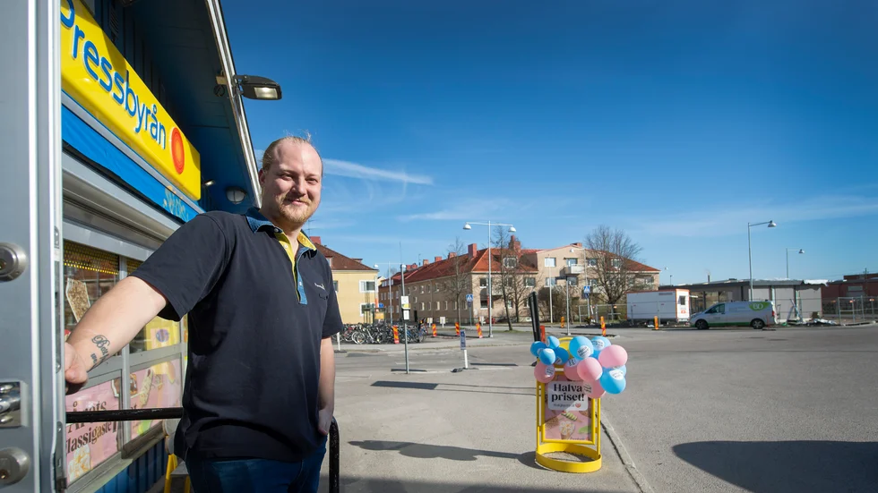Pontus Kappel Eriksson jobbar på den gamla pressbyrån och ska, som övrig personal, flytta över till den nya när den är klar. "Det är kul att få vara med om en nystart och att de satsar här nu när det ska bli både buss- och tågstation på samma ställe", säger han.