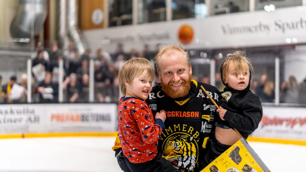 Jakob Karlsson firar tillsammans med sina barn på isen efter Vimmerby Hockeys historiska avancemang till Hockeyallsvenskan.