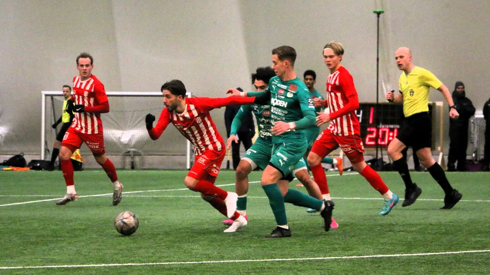 Joshua Chatee (närmast bollen) spelade med Boden ifjol men är ny för i år i Piteå. Till höger 17-årige debutanten Isac Wikström från Storfors.