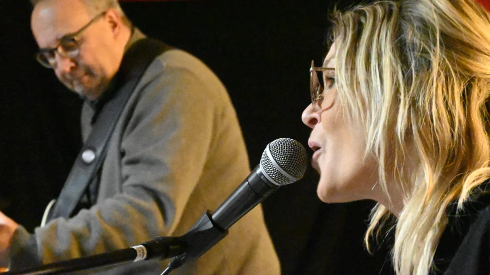 Context har varit på Sverigeturné och släppt livealbum.
Robert Lindberg och Lisa Larsson repeterar inför kommande konsert.