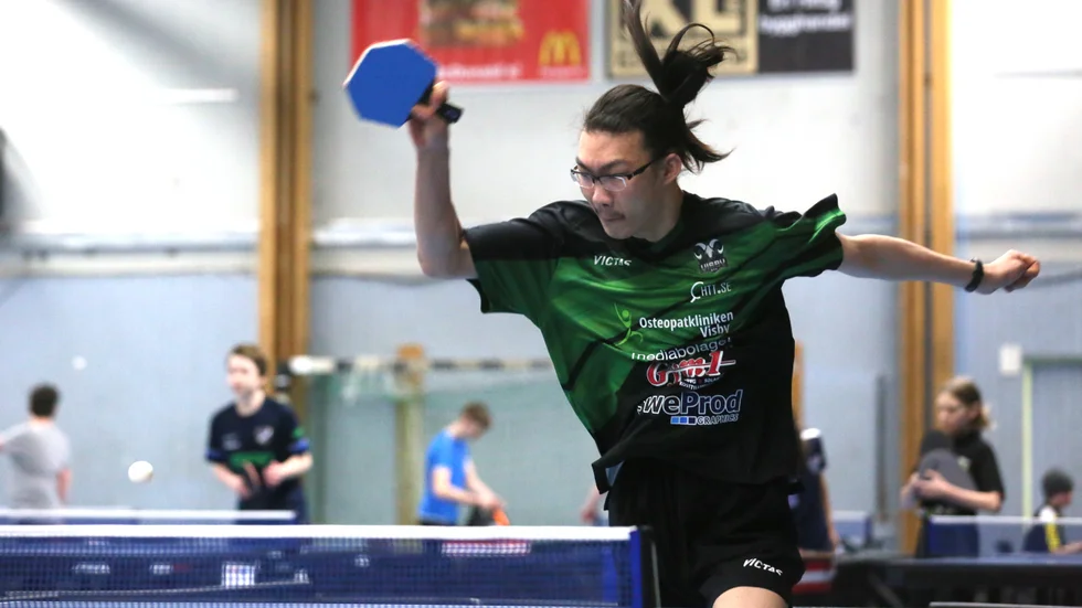 Liu Songchan är en av två spelare på Gotlands som spelar med pennfattning. "Båda spelar faktiskt hos oss, säger Jeff Viberg.