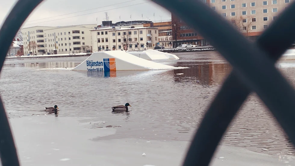 Hindren till wakeboardbanan ligger kvar i ån. 