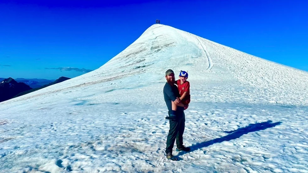 Åka rutschkana i snön ner för Kebnekaise? Det kan en 6-åring också göra på sitt sommarlov.