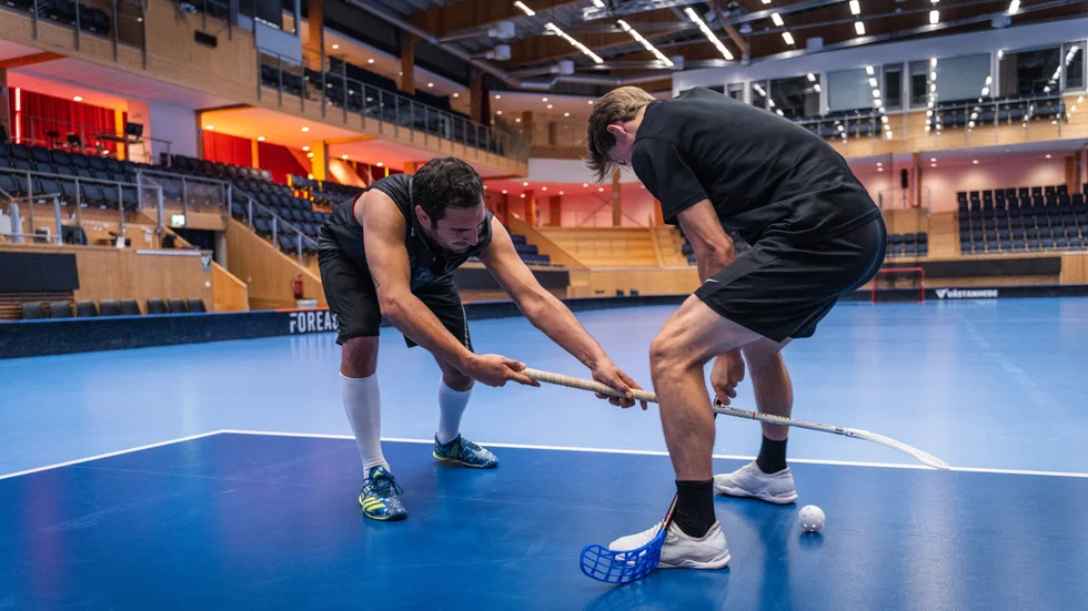 UNT:s sportreporter, Joseph Edman, testar sporter. Här med en ortodox tekning med Sakarias Ulriksson.