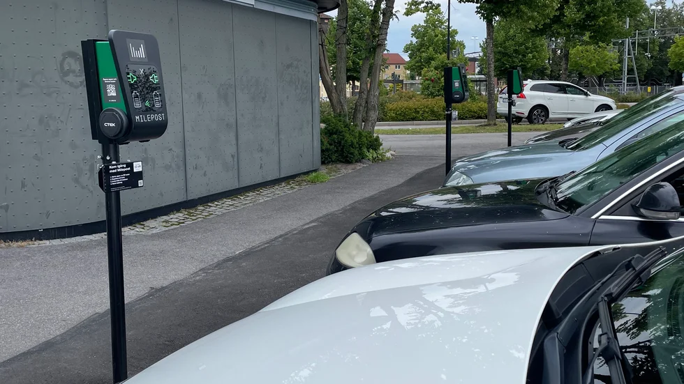 Bild från laddplatsen bakom banken. Insändarskribenten ser inga elbilar stå här, däremot vanliga bensin- och dieselbilar. 