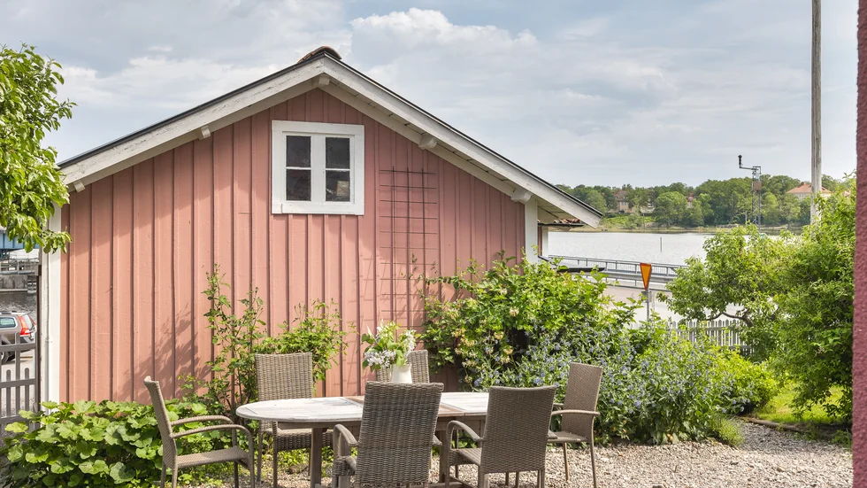 Den största bostaden är en lägenhet på 6 rum och kök. Två lägenheter, varav en på 3 rum och kök och en med 2 rum och kök, ryms också i huvudbyggnaden. Den rosa stugan i bild ingår även den i fastigheten.