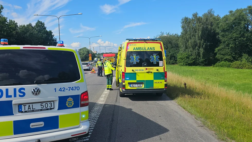 Polis och ambulans på olycksplatsen.