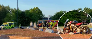 Här kör motorcykeln rakt in i rondellen: "Tappat kontrollen"