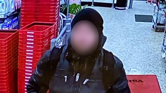 Mannen fångades på butikens övervakningskamera.