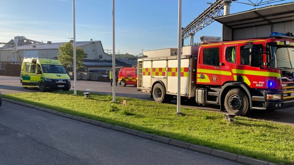 Räddningstjänst och ambulans på plats vid industribranden.