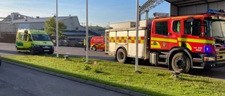 Branden i industribyggnad släckt efter rökdykning