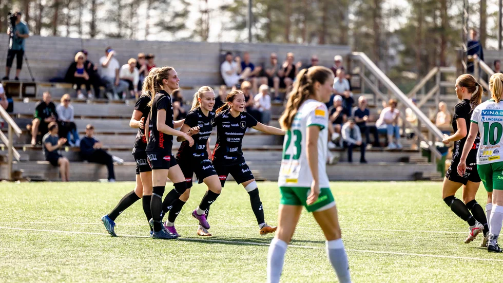 Luleå Fotboll värvar inför slutspurten av division I. 