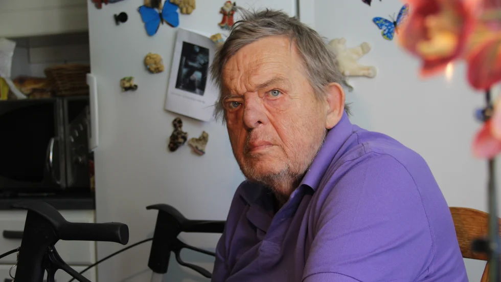 Rolf Jonssons inomhusrullator skadades i samband med branden som förstörde hela hans hem. Med bara en utomhusrullator kvar känner han sig instängd och begränsad i hur han kan röra sig.