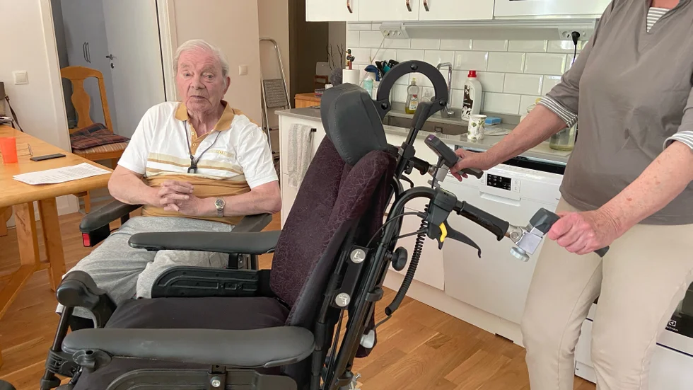 Per Erik Levéns rullstol manövreras bakifrån av en ledsagare. Då han även har Parkinsons sjukdom, kan han själv inte framföra den.