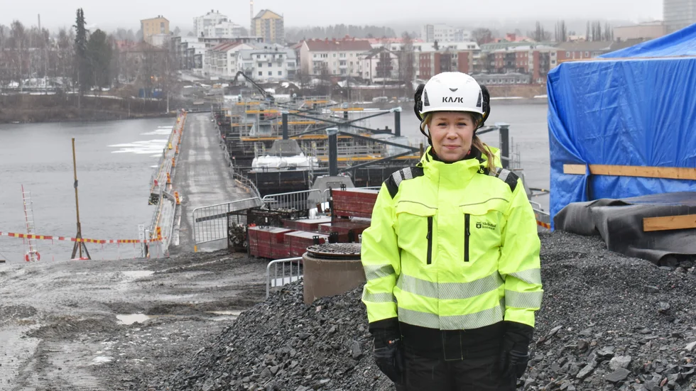 Projektchef Thérese Bäckström Zidoli vid Karlgårdsbron.