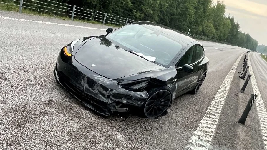 Teslan kraschade mot vajerräcket på väg 56 i närheten av Tärnsjö. Föraren ska enligt åtalet lämnat förarsätet och flyttat till passagerarsätet medan bilen kördes på autopilot.