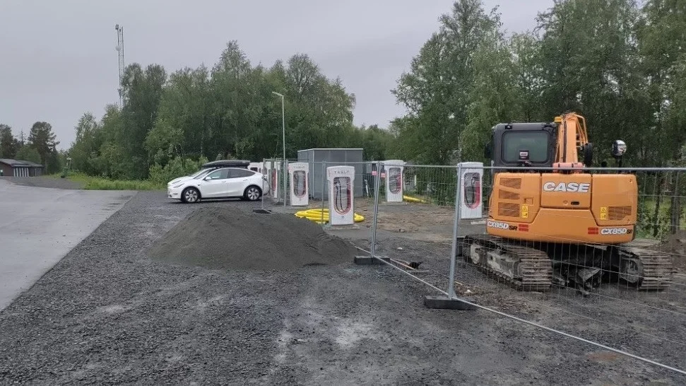 Ica Nära i Jäckvik utökar med fyra nya laddningsstationer för elbilar.