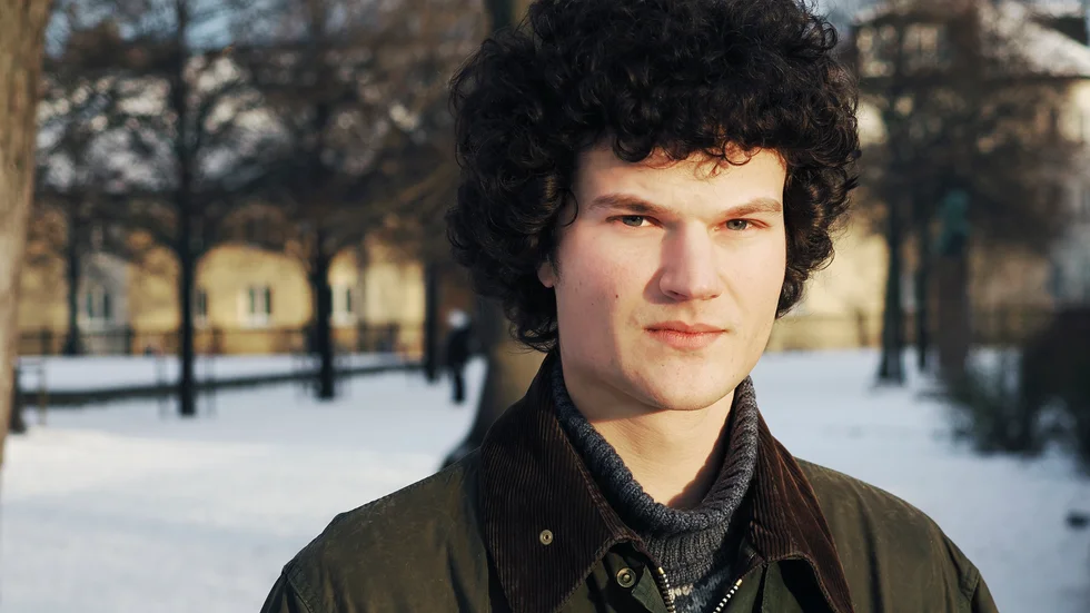 Isak Gröndahl (född 1996) är uppvuxen i Stockholm. Novellsamlingen "Symptom" är hans första bok.