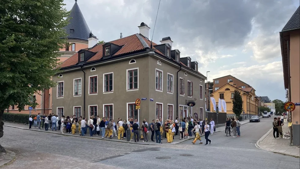 Långa köer utanför Snerikes nation. 