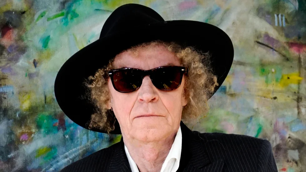 Bruno K. Öijer är en av våra mest lästa poeter. Han debuterade 1973 med "Sång för anarkismen". Senast gav han 2014 ut "Och natten viskade Annabel Lee". I höst ges också han samlade dikter ut – igen.