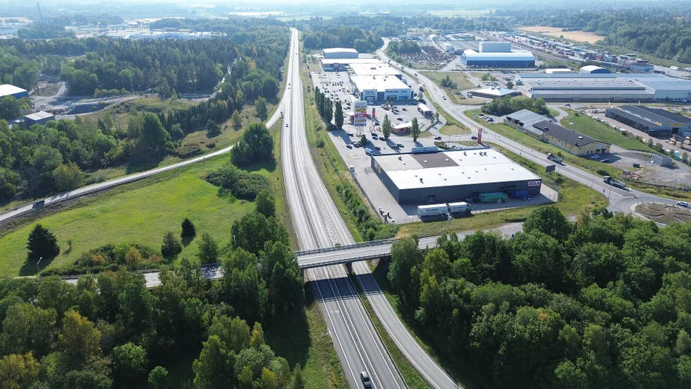Det var när lastbilen passerade trafikplats 130, vid Folkesta på tisdagskvällen, som den utsattes för stenkastning.