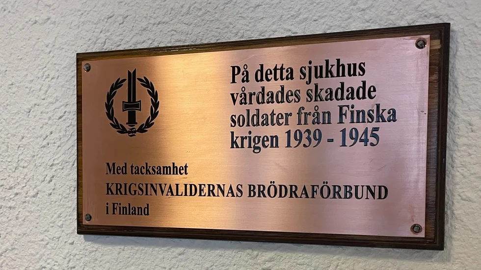 Minnesskylten var en gåva från Finska Krigsinvalidernas Brödraförbund. Skellefteå sjukhus fick den som tack för att man vårdade sårade finländare under andra världskriget. 