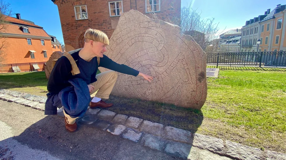 Magnus Green fastnade för runstenar redan som pojke. Han framhåller att runskriften också ger läsaren en estetisk upplevelse.    