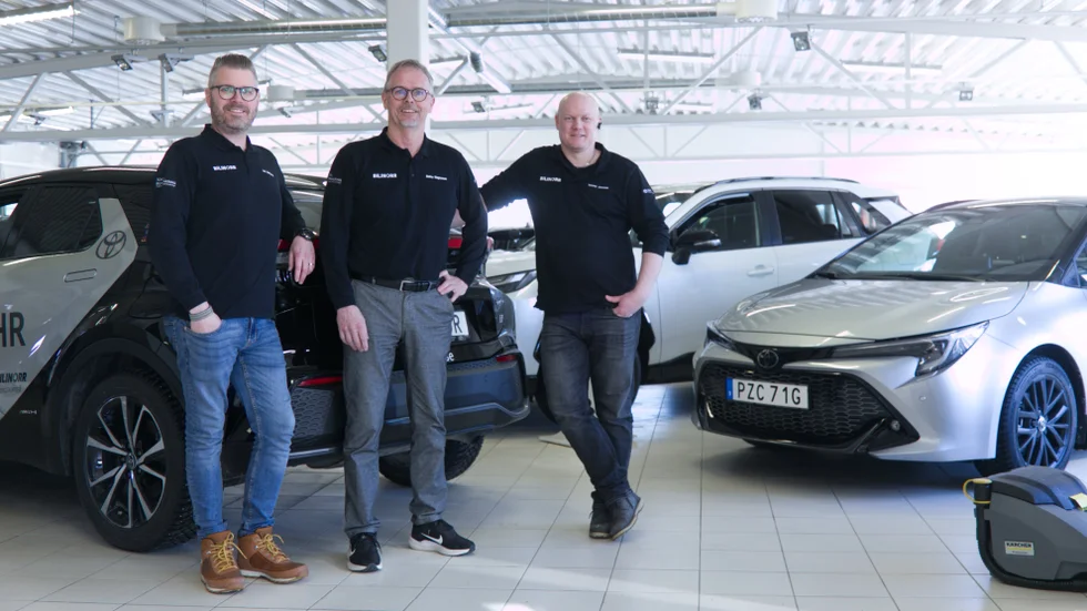 Säljarna Larz Sandberg och Tommy Jonsson tillsammans med platschefen Stefan Magnusson (i mitten) är glada över att få flytta till nya större lokaler.